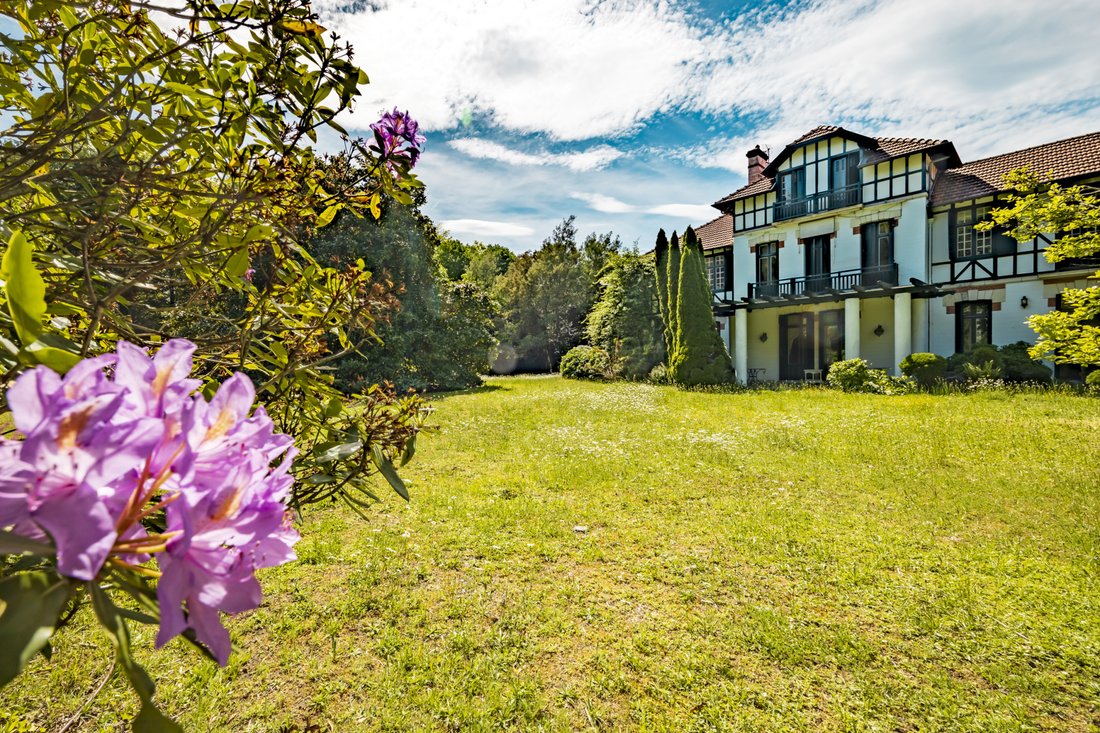 Le Bijou Biarrot: A Belle Époque Dream by the Atlantic’s Edge