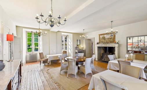 The Noble Chartreuse With Swimming Pool And Pigeoneer