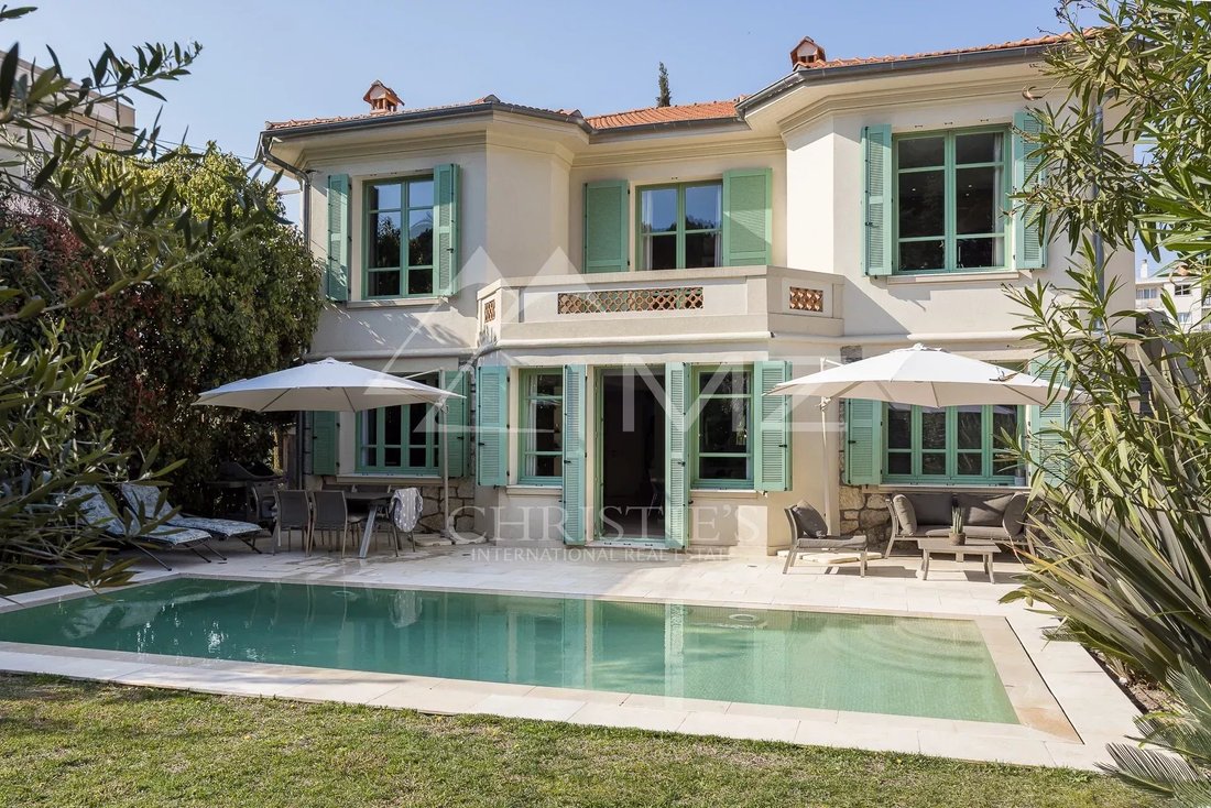 Villa in Antibes, Provence-Alpes-Côte d'Azur, France 1 - 11877367