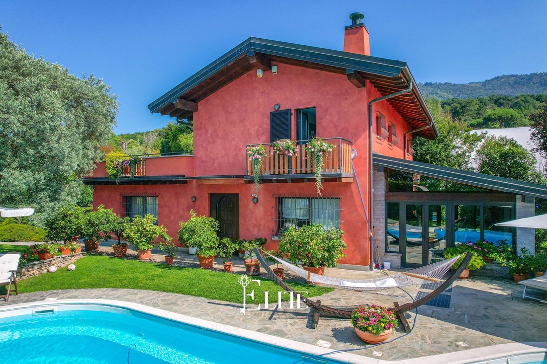 Villa in Barasso, Lombardy, Italy 1 - 16069087