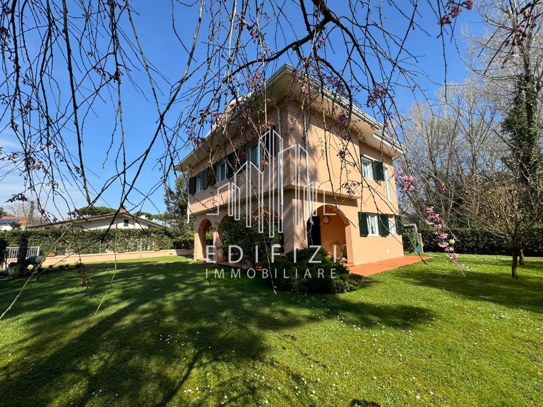 Villa in Ronchi, Massa, Italy 2 - 16070722