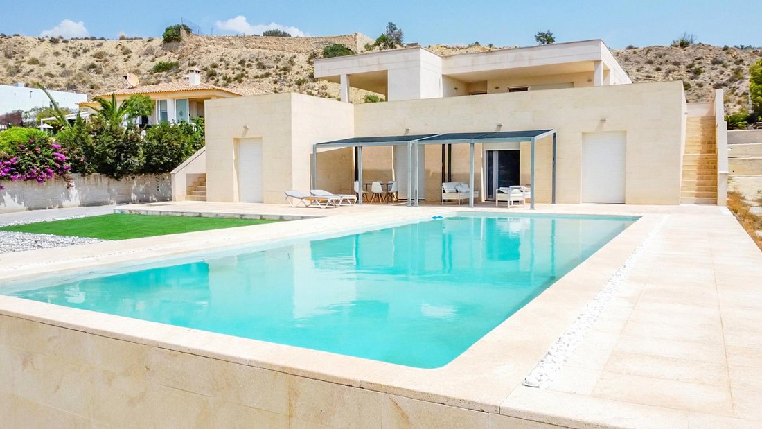 Chalet in Alicante, Valencian Community, Spain 1 - 16069122