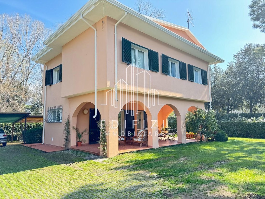 Villa in Ronchi, Massa, Italy 1 - 16070722