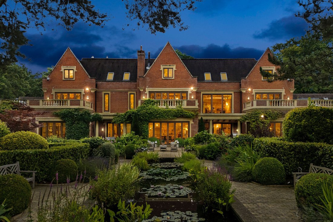 House in Brooklands, Elmbridge, England 1 - 16070690