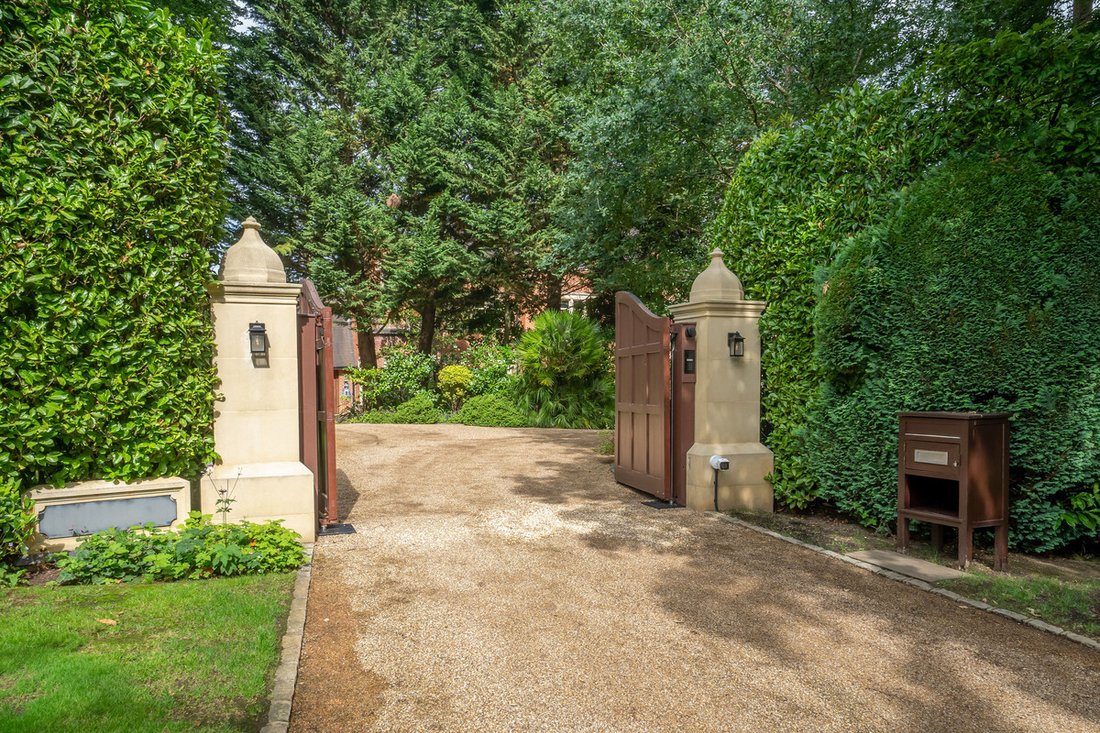 House in Brooklands, Elmbridge, England 2 - 16070690