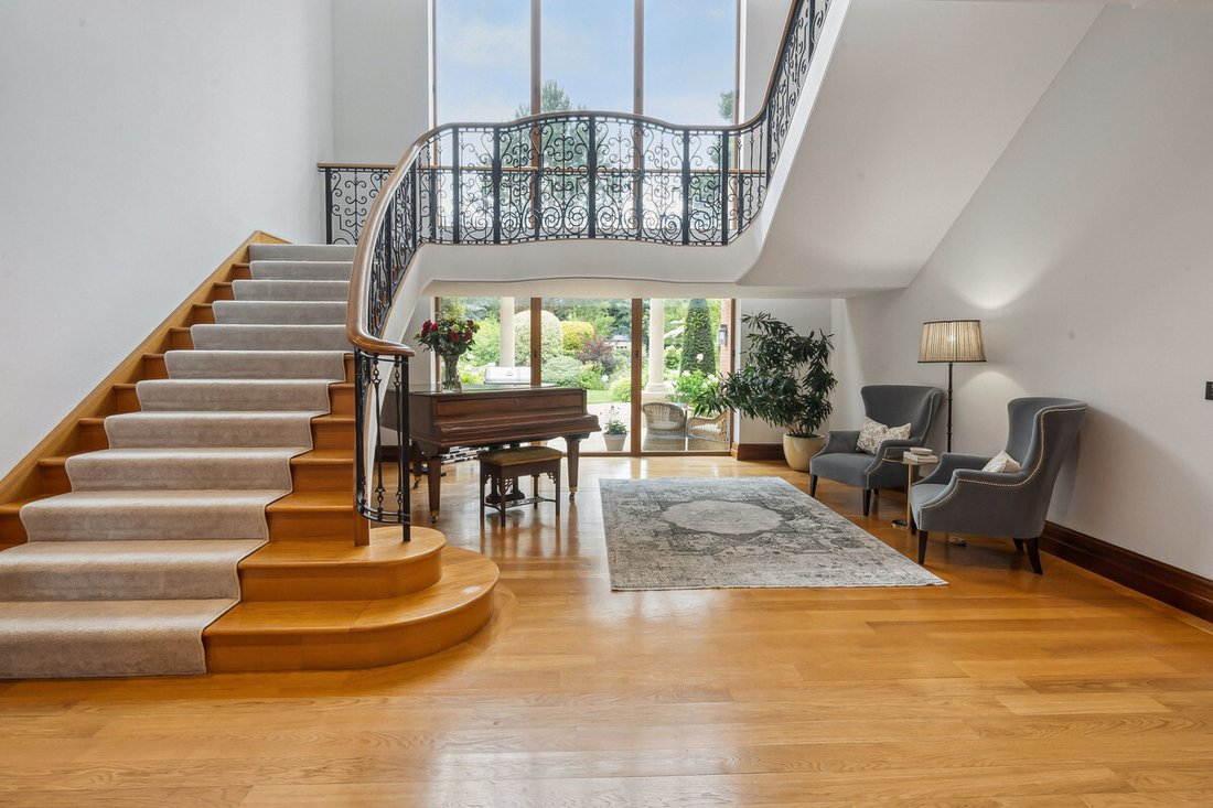 House in Brooklands, Elmbridge, England 5 - 16070690