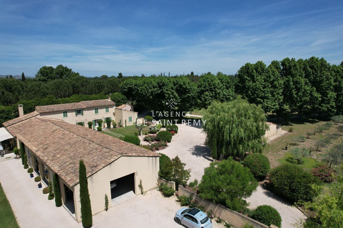 Villa in Saint-Rémy-de-Provence, Provence-Alpes-Côte d'Azur, France 2 - 15195203