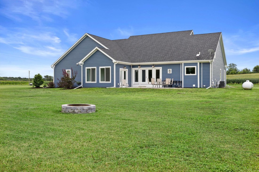 5 Bedrooms Single Family Detached In Bloomfield, Wisconsin, United ...