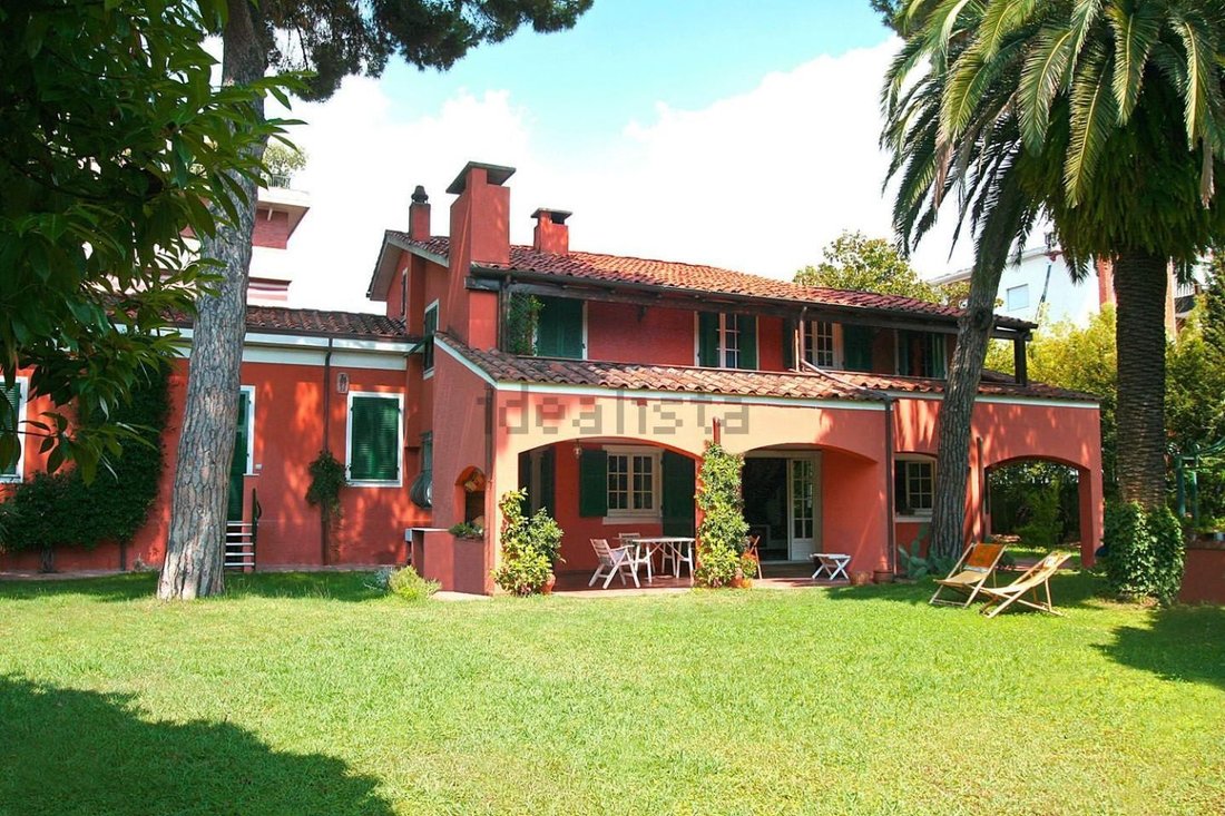 Villa in Avenza, Marina di Carrara, Tuscany 1 - 16081120