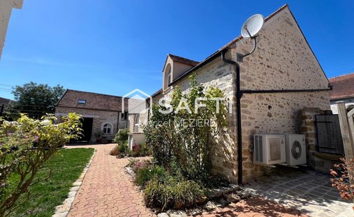 House in La Grande-Paroisse, Ile-de-France, France 1