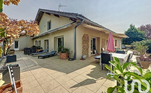 Castle for Sale in Saint-Sever, Nouvelle-Aquitaine, France