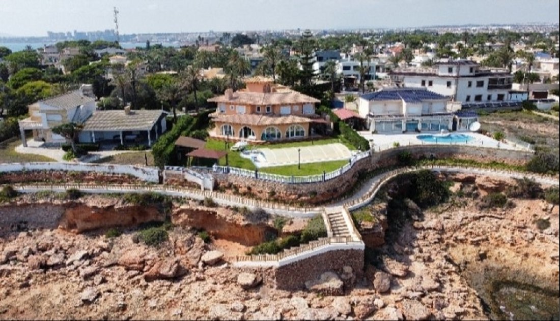 Villa in Cabo Roig, Orihuela, Valencian Community 1 - 16085209