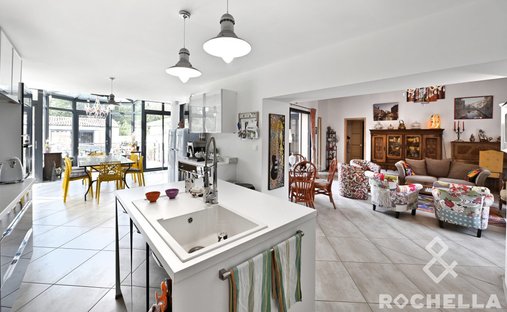 Castle for Sale in Saint-Jean-d'Angély, Nouvelle-Aquitaine, France