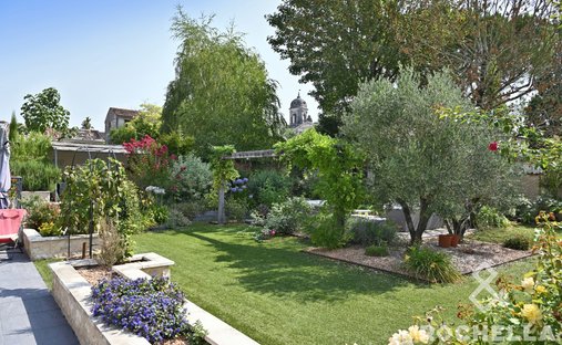Castle for Sale in Saint-Jean-d'Angély, Nouvelle-Aquitaine, France