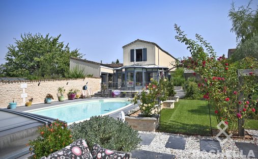 Castle for Sale in Saint-Jean-d'Angély, Nouvelle-Aquitaine, France