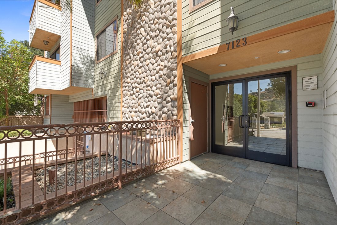 Condo in Los Angeles, California, United States 3 - 16089722