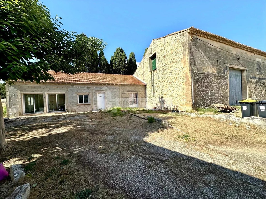 Estate in Fontvieille, Provence-Alpes-Côte d'Azur, France 2 - 16083952
