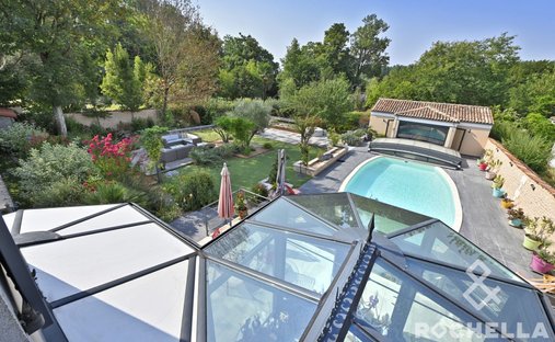 Castle for Sale in Saint-Jean-d'Angély, Nouvelle-Aquitaine, France