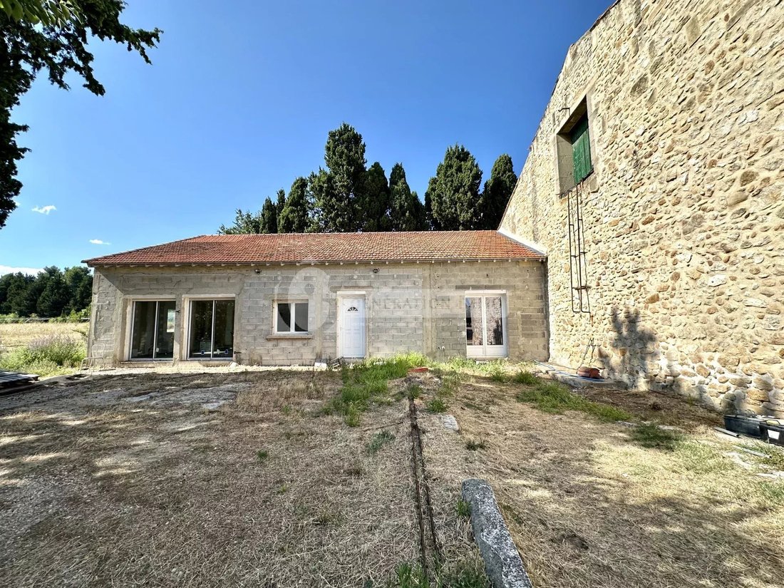 Estate in Fontvieille, Provence-Alpes-Côte d'Azur, France 3 - 16083952