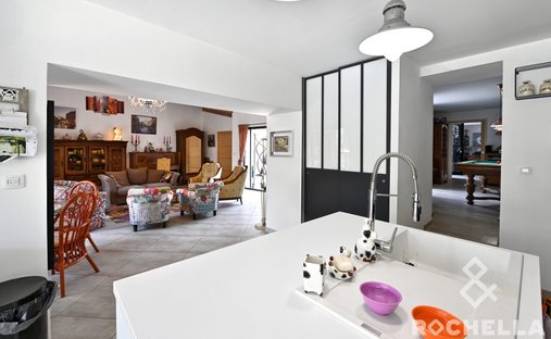 Castle for Sale in Saint-Jean-d'Angély, Nouvelle-Aquitaine, France