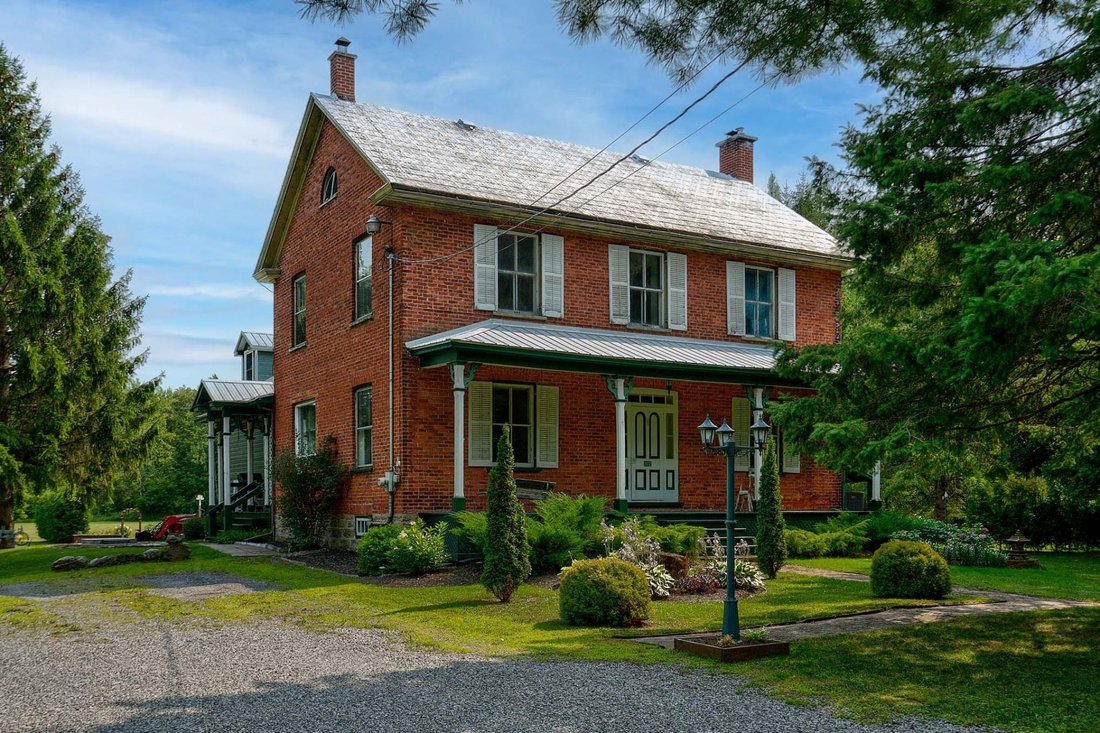 House in Godmanchester, Quebec, Canada 1 - 16085361