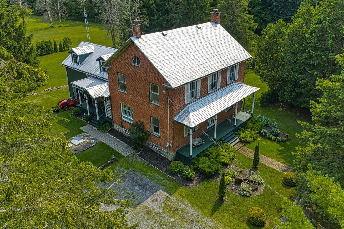 House in Godmanchester, Quebec, Canada 2 - 16085361