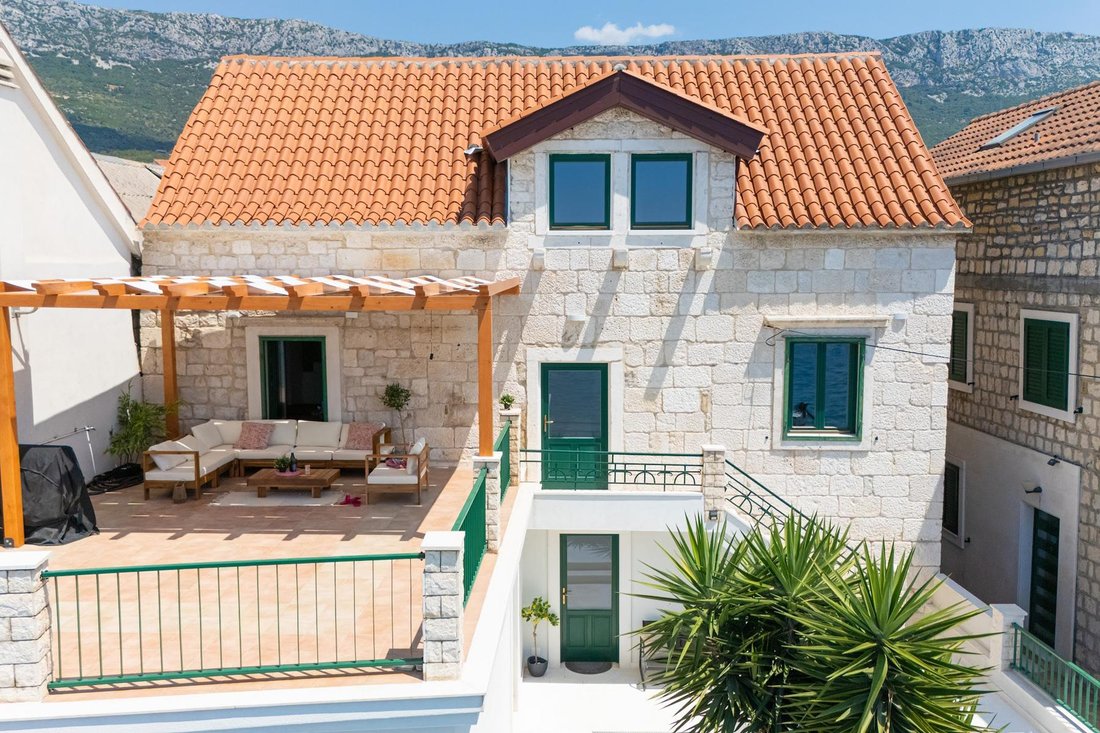 Villa in Kastel Sucurac, Split-Dalmatia County, Croatia 1 - 16085177