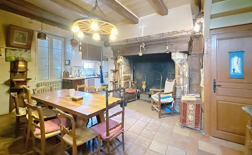 Castle for Sale in Luzech, Occitanie, France