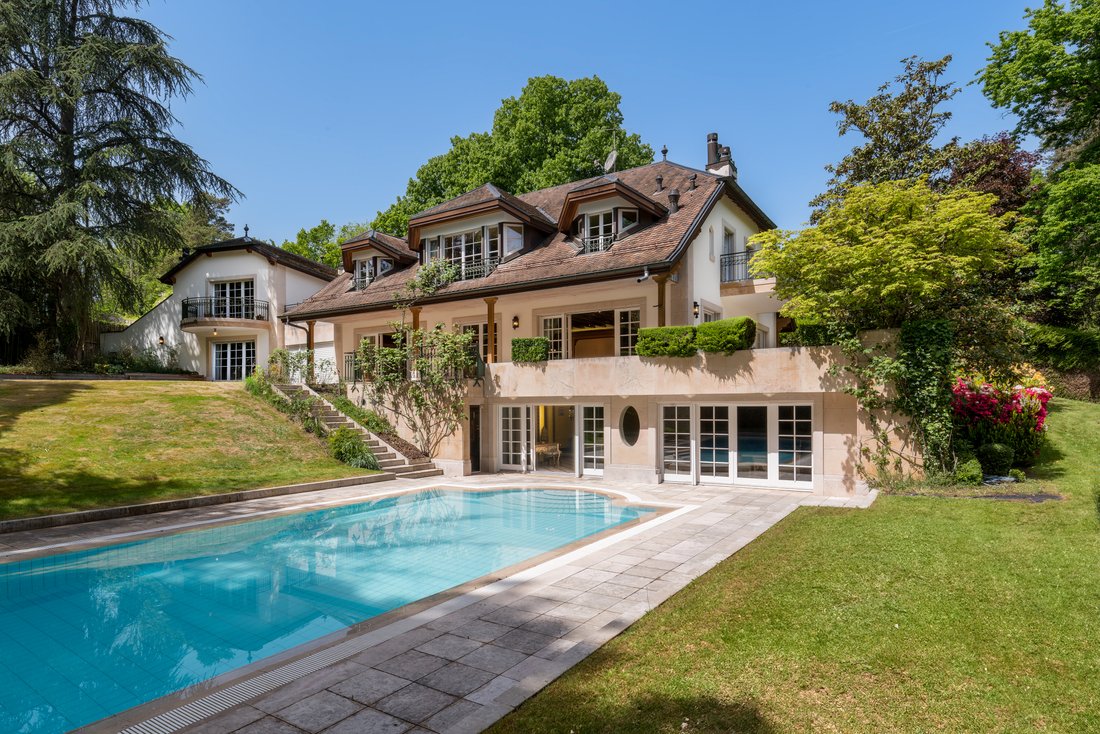 Prestigious Property Set In A Peaceful Green Haven.