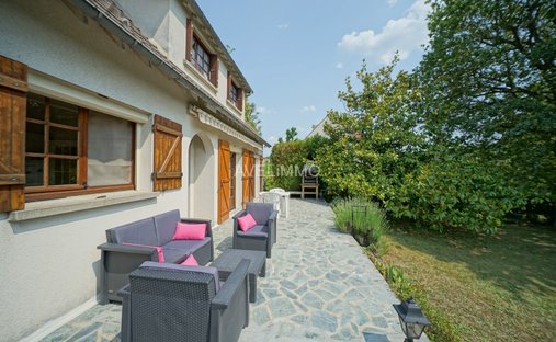 House in La Queue-les-Yvelines, Ile-de-France, France 1