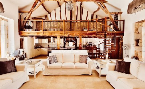 Castle for Sale in Brantôme en Périgord, Nouvelle-Aquitaine, France