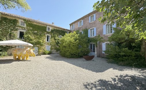 Castle in Nevons-route d'Apt, L'Isle-sur-la-Sorgue, France 1