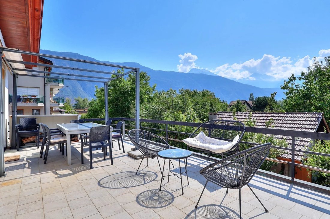 Remarkable Potential For This Attractive 5.5 Room Apartment