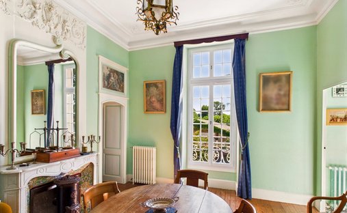 Near Villeneuve Sur Lot Magnificent Riverside Chateau With 6 Bedrooms And 8 Hectares Of Land