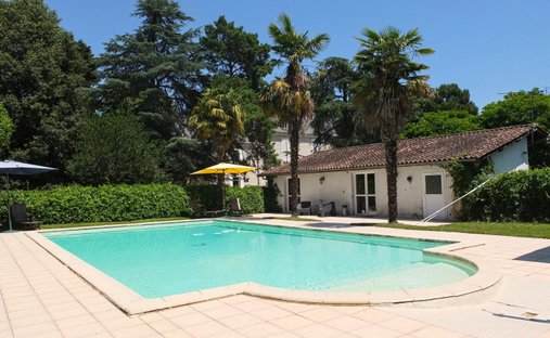 Near Villeneuve Sur Lot Magnificent Riverside Chateau With 6 Bedrooms And 8 Hectares Of Land