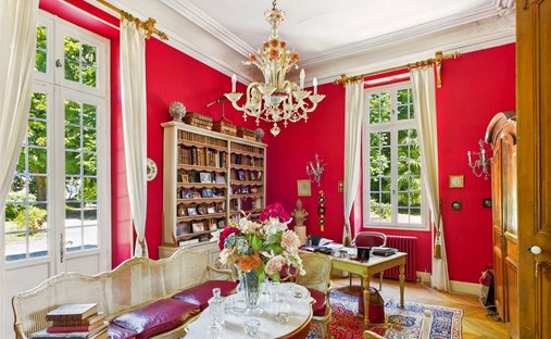 Near Villeneuve Sur Lot Magnificent Riverside Chateau With 6 Bedrooms And 8 Hectares Of Land