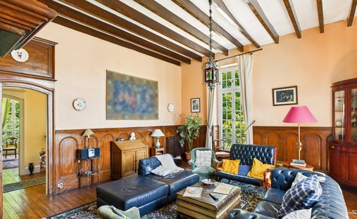 Near Villeneuve Sur Lot Magnificent Riverside Chateau With 6 Bedrooms And 8 Hectares Of Land