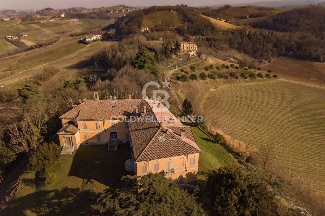 A Crown of Vineyards: Santa Giuletta’s Timeless Castle in Lombardy’s Golden Hills - 5