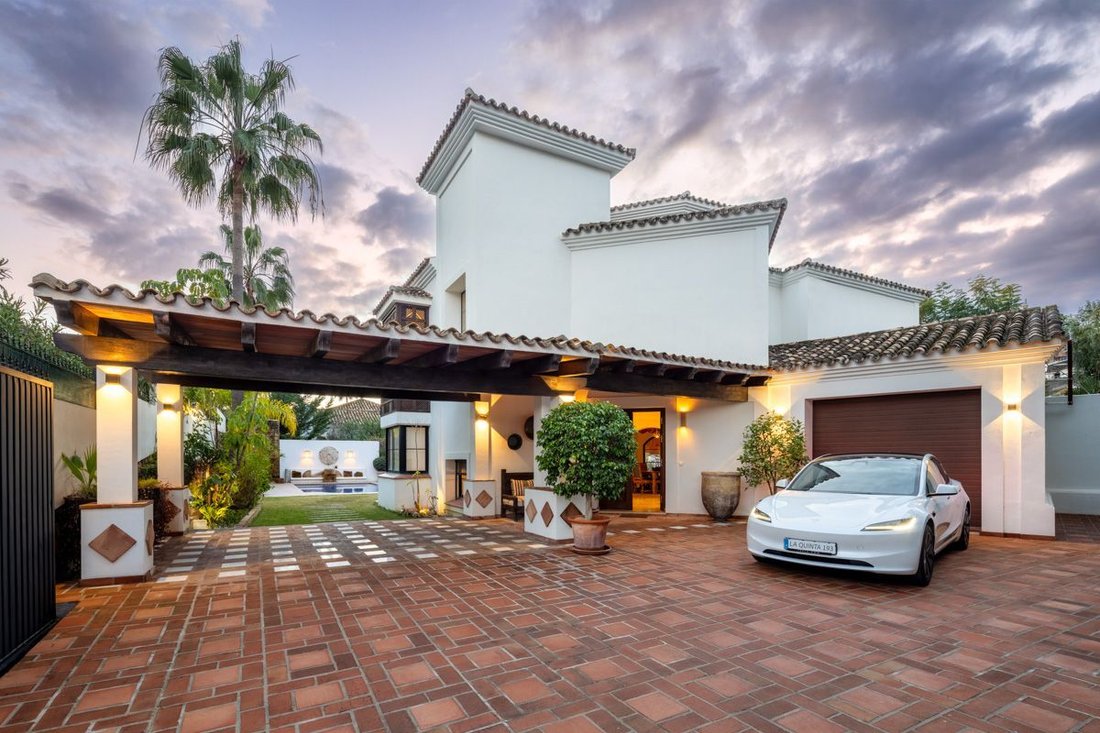 Villa in La Quinta, Benahavis, Andalusia 1 - 16095862
