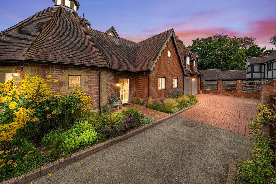 House in Leigh, England 1 - 16097079