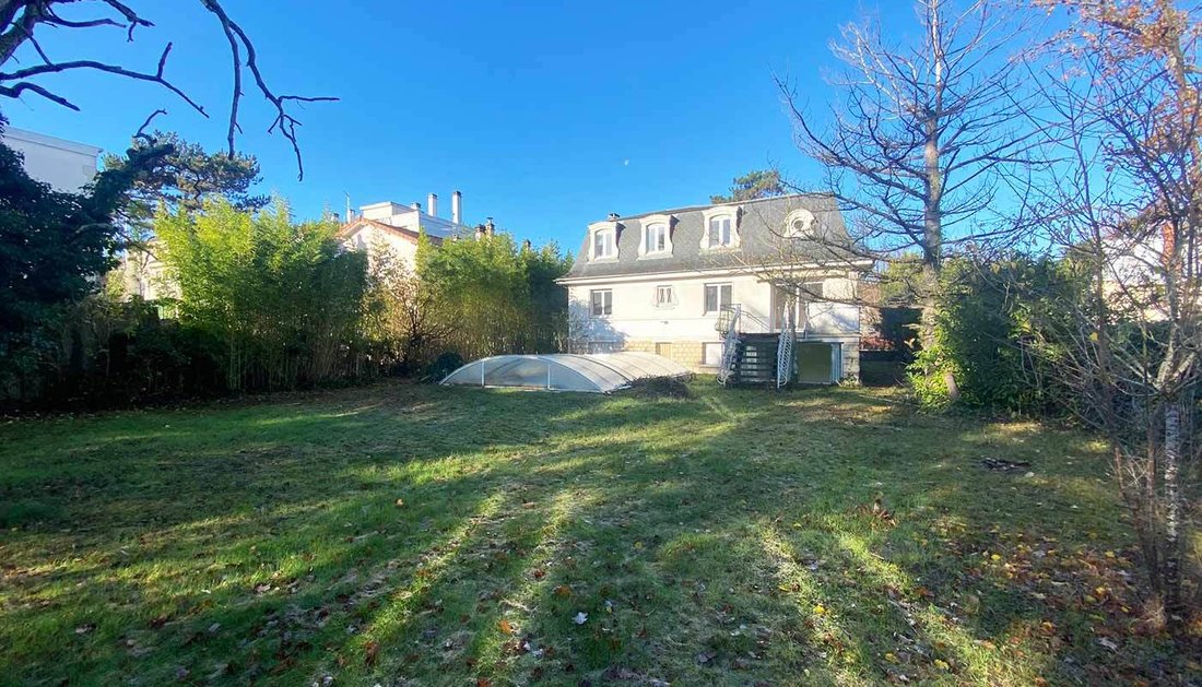 House in Le Vésinet, Ile-de-France, France 1 - 16099228