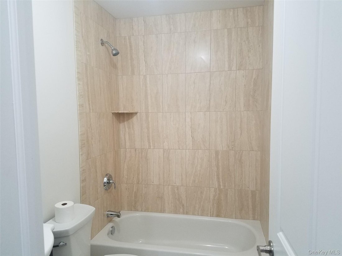 House in Shirley, New York, United States 5 - 15552101