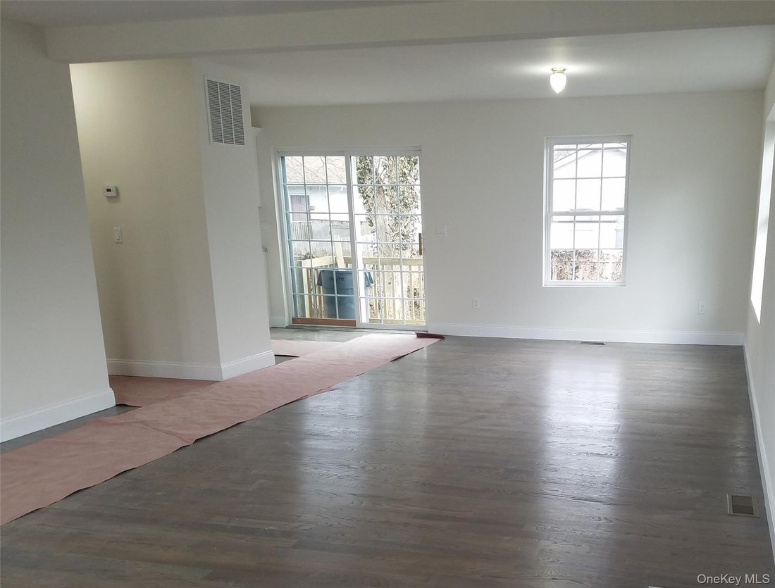 House in Shirley, New York, United States 3 - 15552101