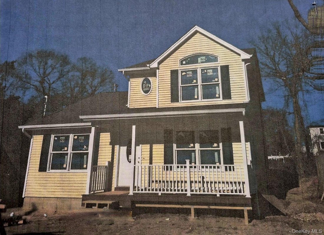 House in Shirley, New York, United States 1 - 15552101