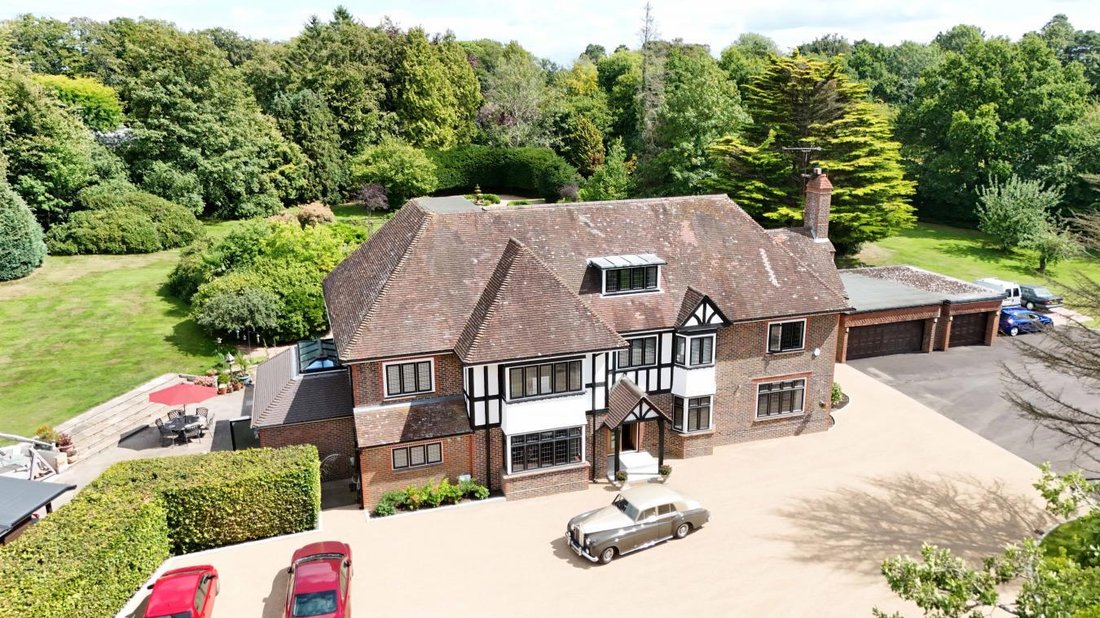 House in Saint Hill, East Grinstead, England 1 - 16102645