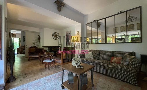 Castle for Sale in Le Thor, Provence-Alpes-Côte d'Azur, France