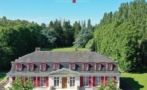 Estate in Saint-Martin-en-Biere, Ile-de-France, France 1