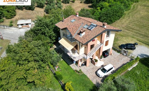 House in Sale Marasino, Lombardy, Italy 1