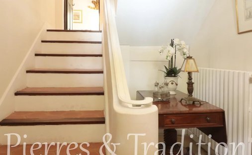 Luberon, Provence Magnificent 17th Century Castle With Agricultural Outbuildings And 84 Ha Of Wood