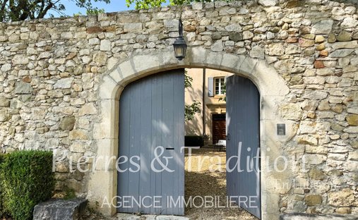 Luberon, Provence Magnificent 17th Century Castle With Agricultural Outbuildings And 84 Ha Of Wood